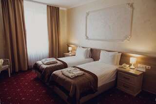 Отель Hotel France Винница Просторный двухместный номер с 2 отдельными кроватями-1