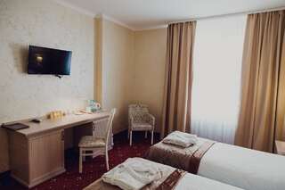 Отель Hotel France Винница Просторный двухместный номер с 2 отдельными кроватями-5